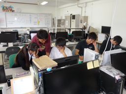 PCが並んだ教室で課題に取り組む数学教育講座の学生たち