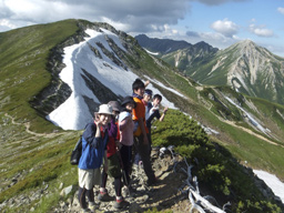 生態系の調査で山に登った理科教育講座（生物学）の学生たち